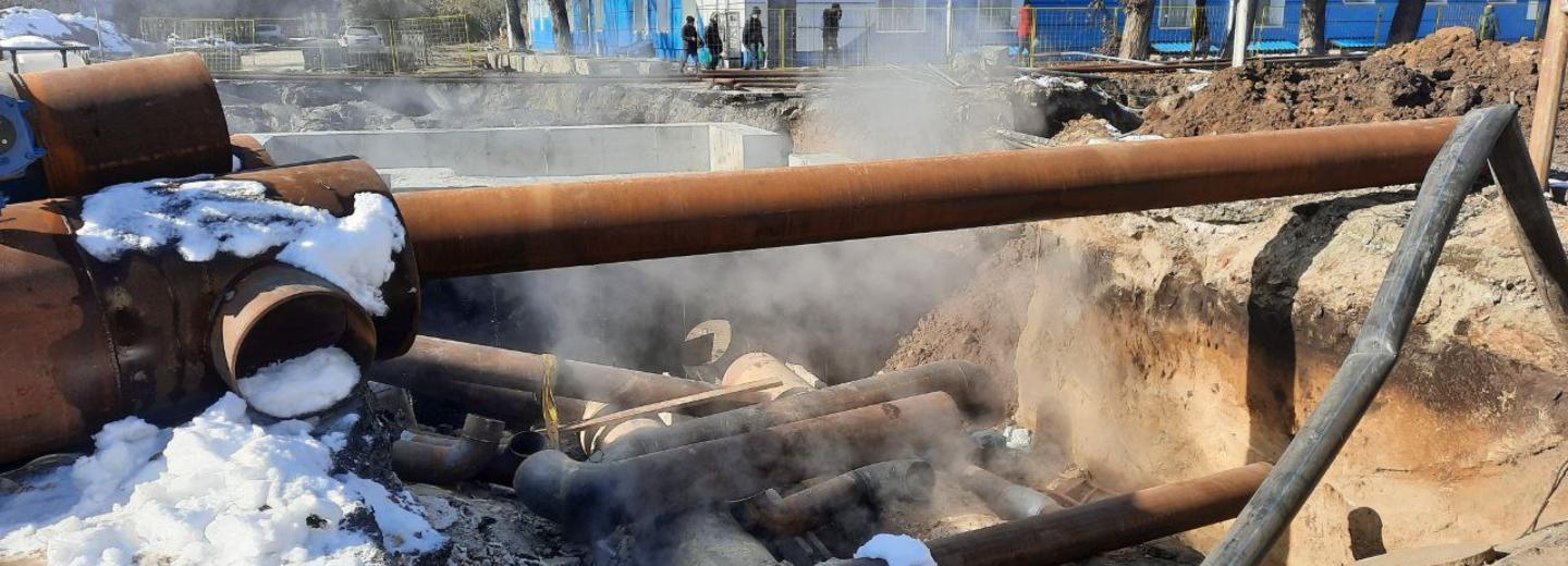 Мэрия: теплотрассу у школы на Вертковской закопают до 25 октября