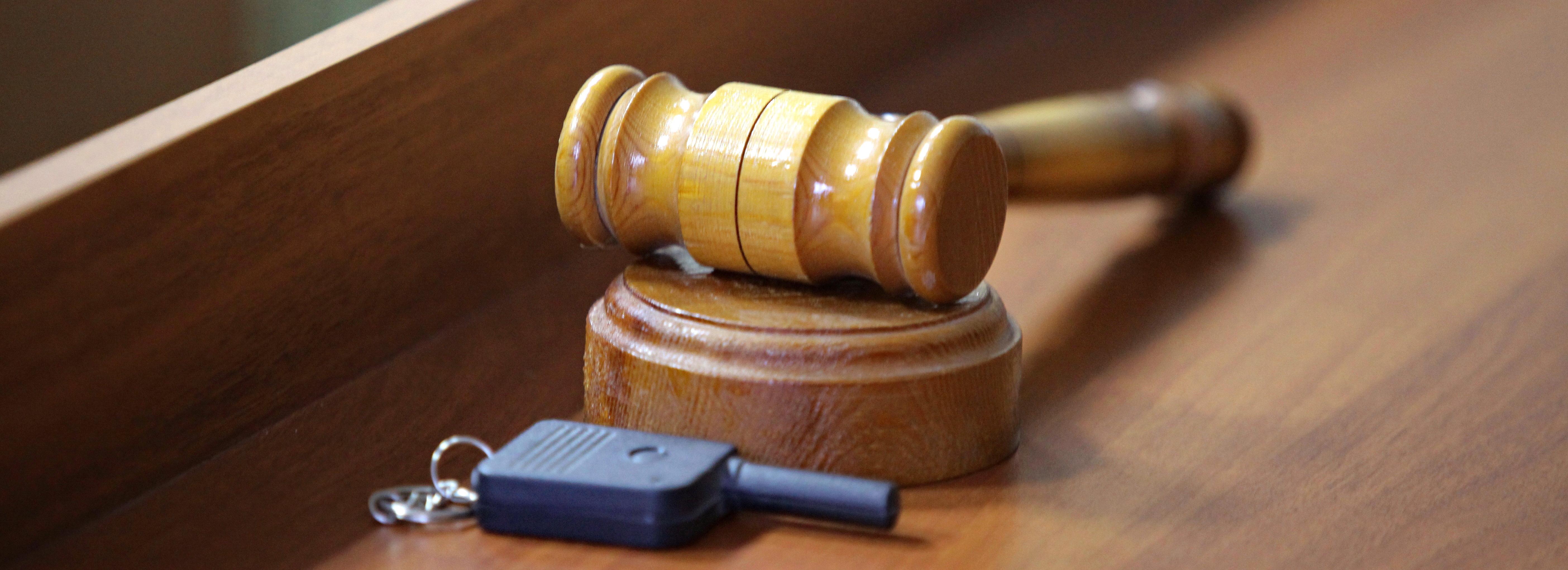 Приставы заставили экс-директора УК извиниться перед жильцом дома