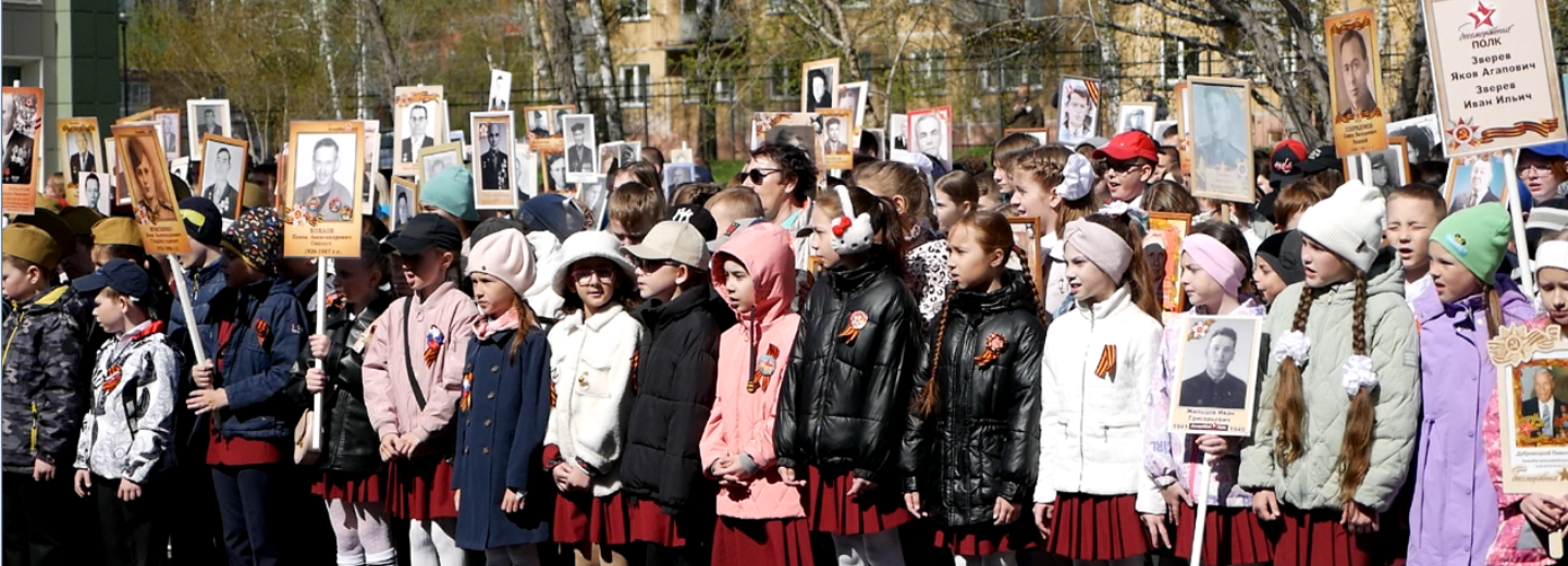 Митинг-концерт лицея №176: дети пришли на линейку с портретами прадедов