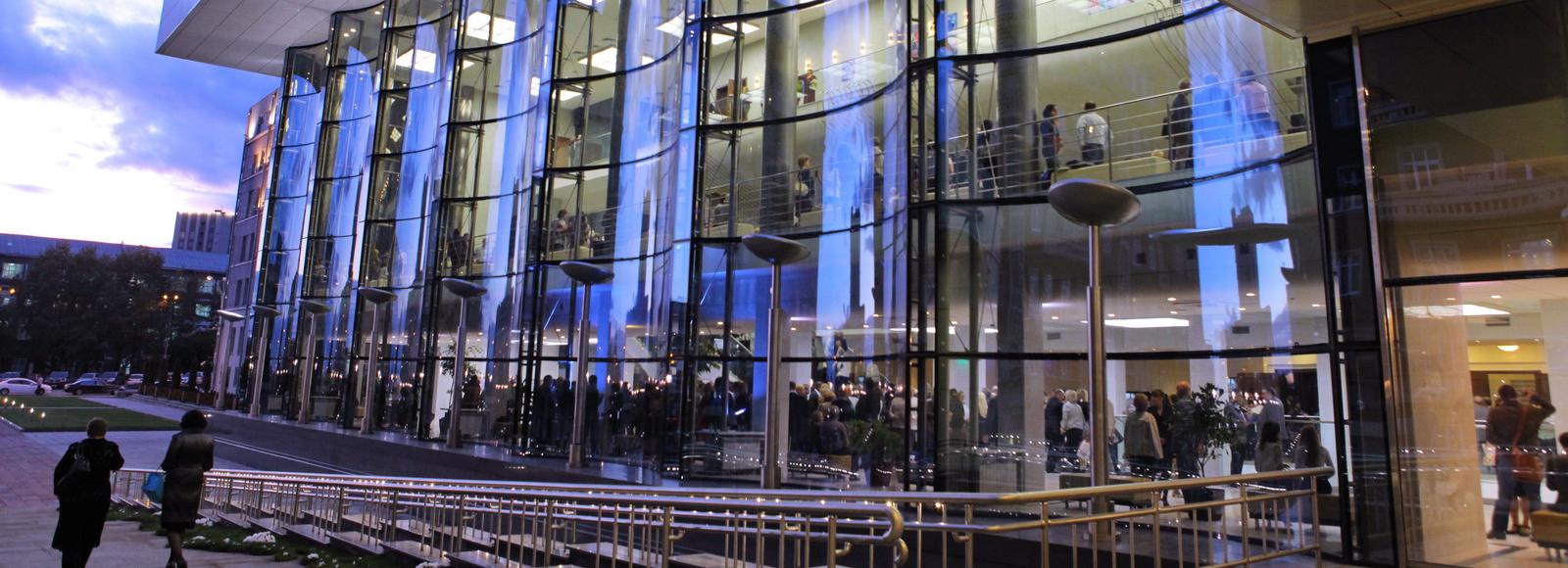 Питерские музыканты привезли в Новосибирск киношлягеры в смокингах