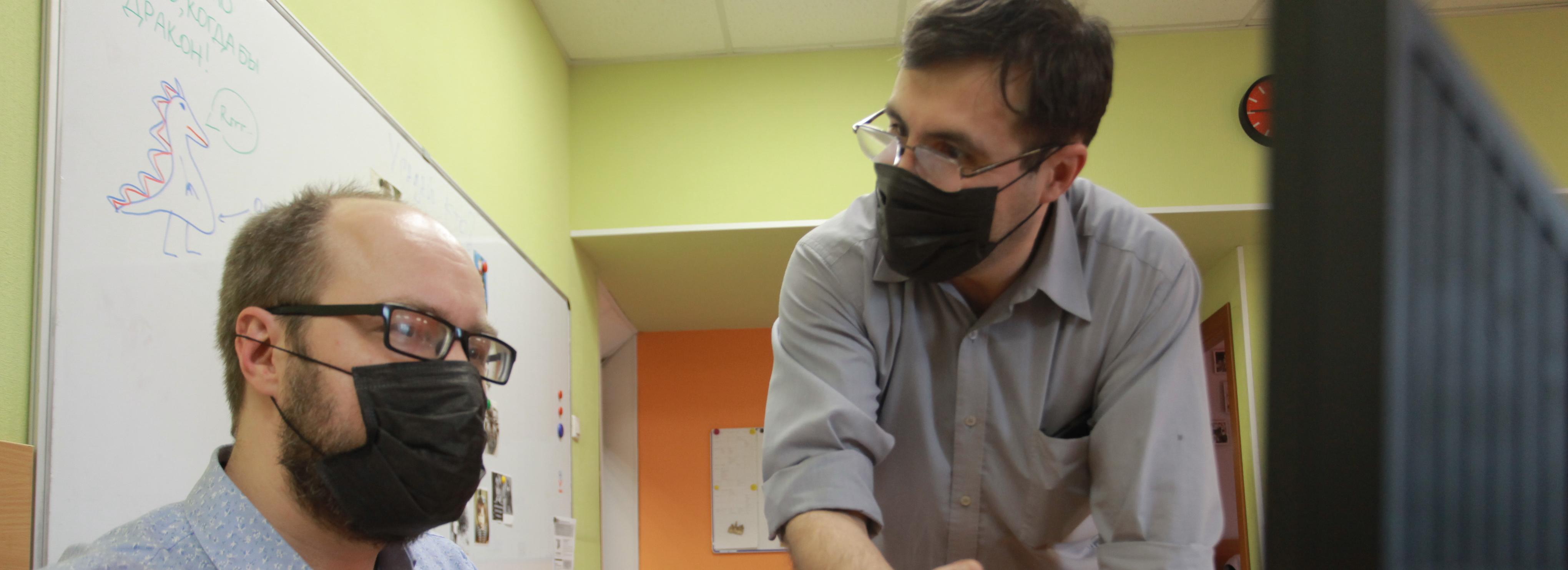 Вирусолог Сергей Нетёсов: очки помогают защититься от COVID-19