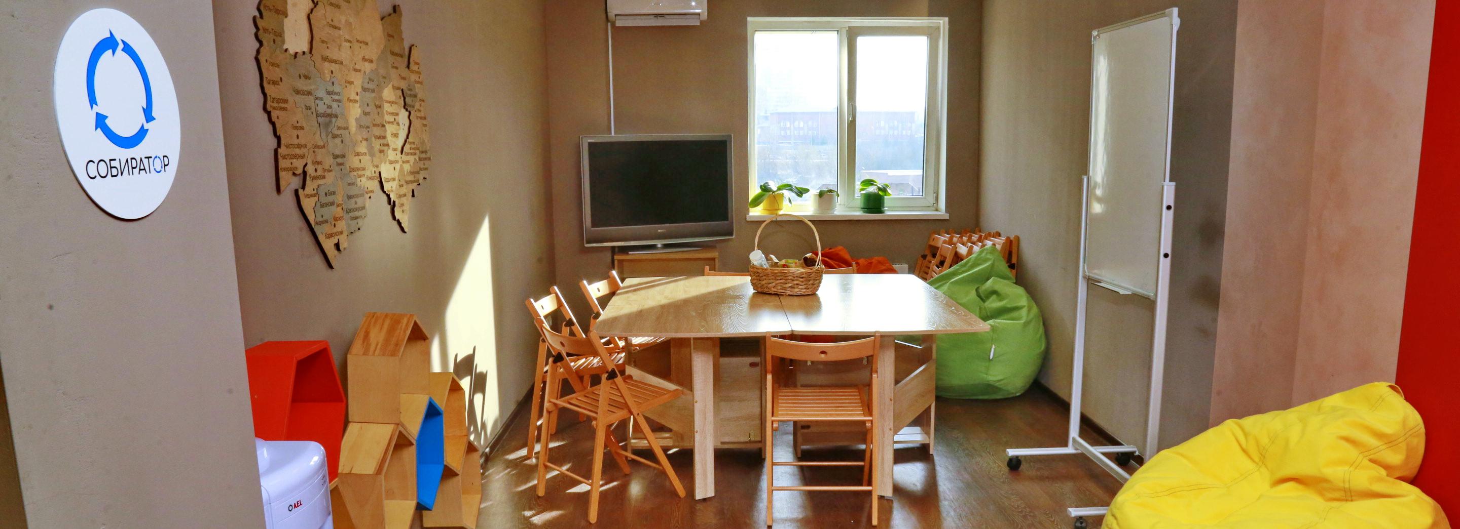 Редизайн мебели: делать из чемоданов пуфики учат в экоцентре «Пчела»