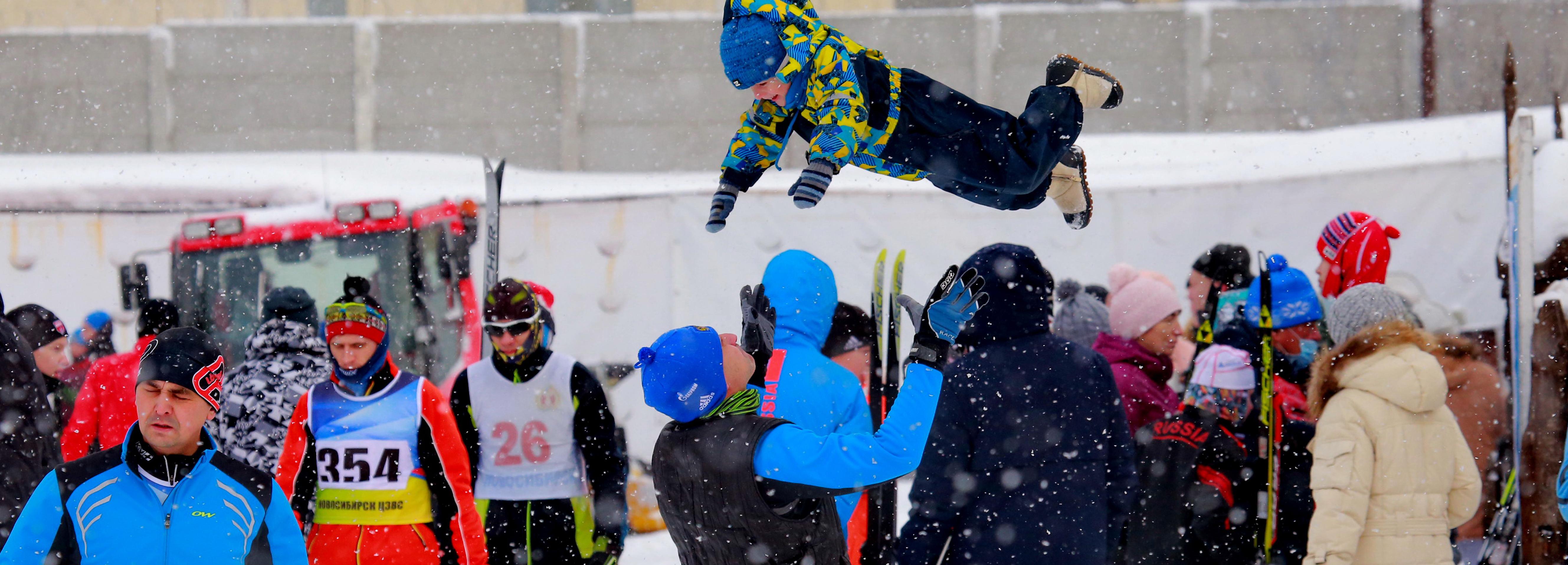На открытие лыжного сезона в Новосибирске пришли сотни спортсменов