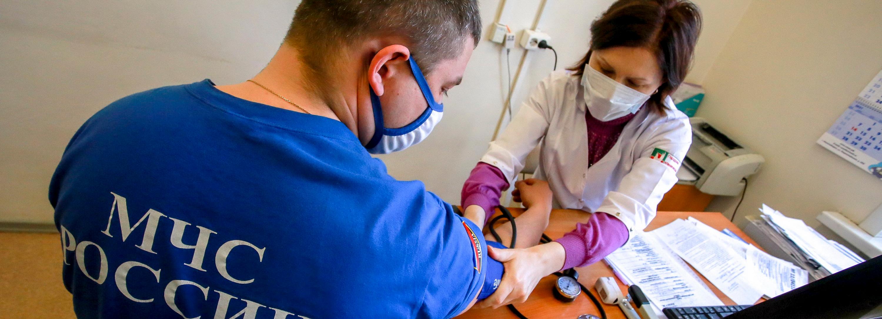 Участников парада Победы прививают от коронавируса в Новосибирске