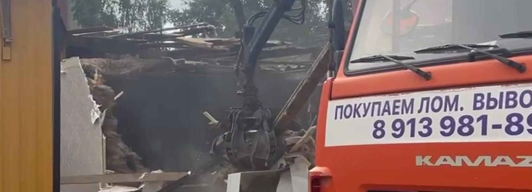 Киоски у школы на Хилокском превратили в груду строительного мусора