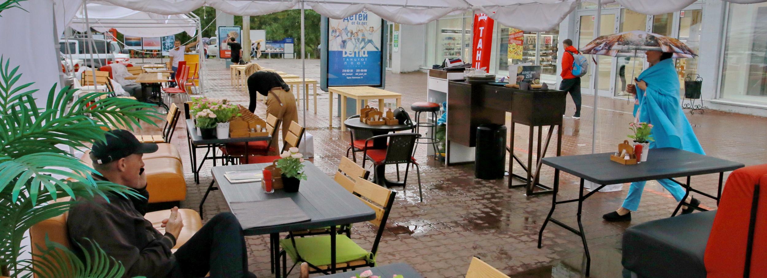 Новосибирские кафе открыли летние веранды: чем удивляют посетителей