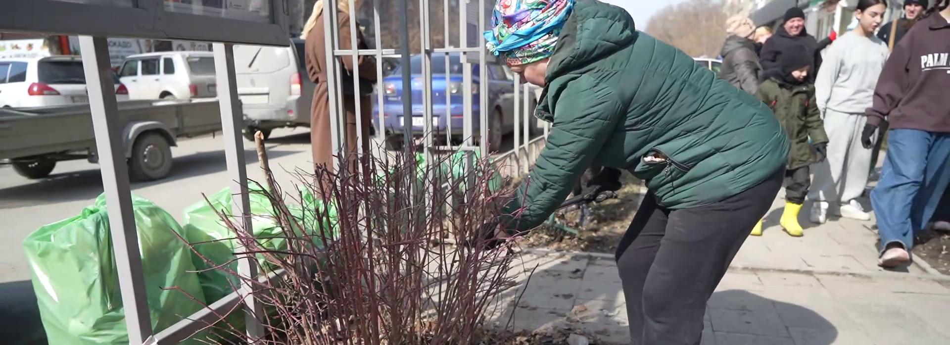 Череда весенних субботников стартовала с карманного парка на Колхидской