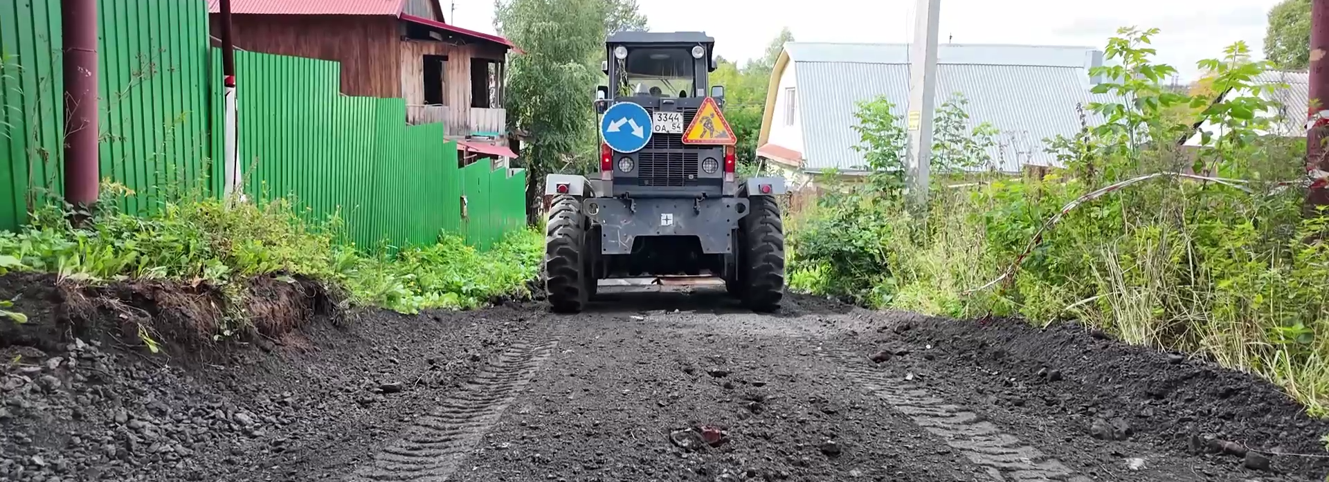 Асфальтогранулятом отсыпали проезд в частном секторе возле Волочаевской