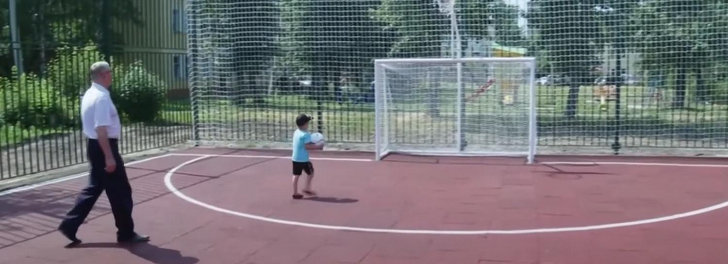 Спортплощадку с мини-футбольными воротами построили на Титова