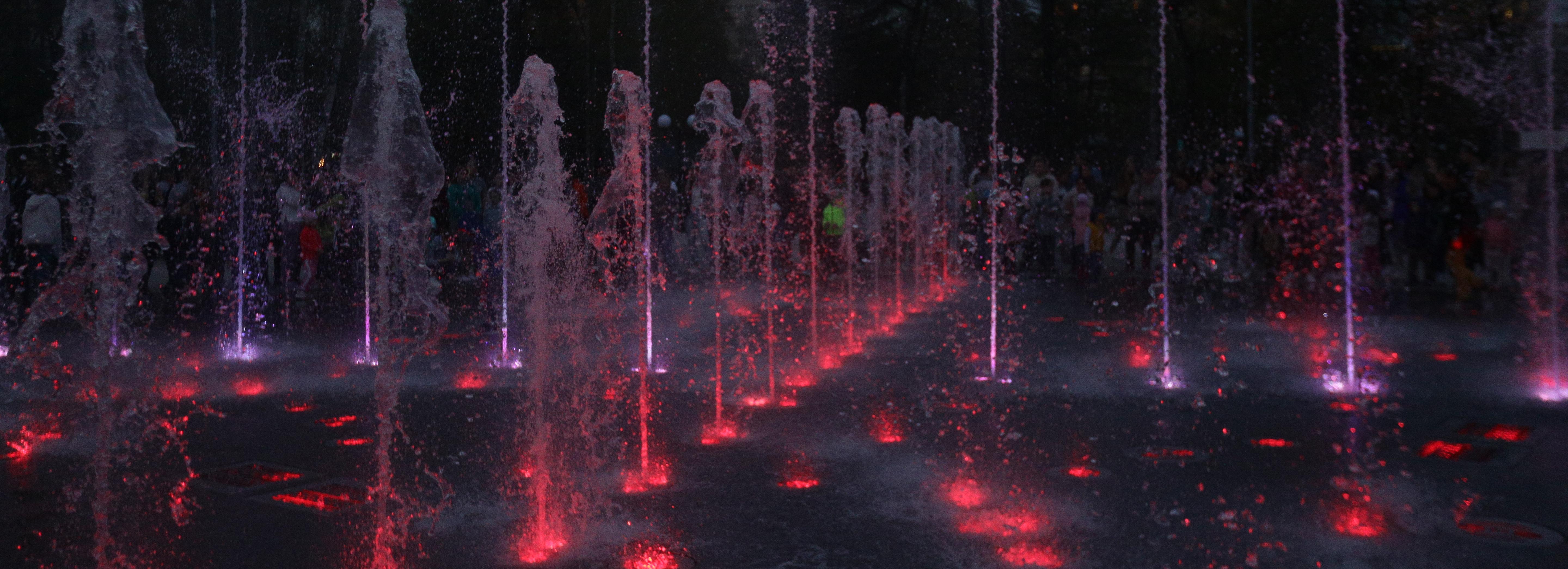 Сезон фонтанов открыли в Новосибирске: яркие кадры из Центрального парка