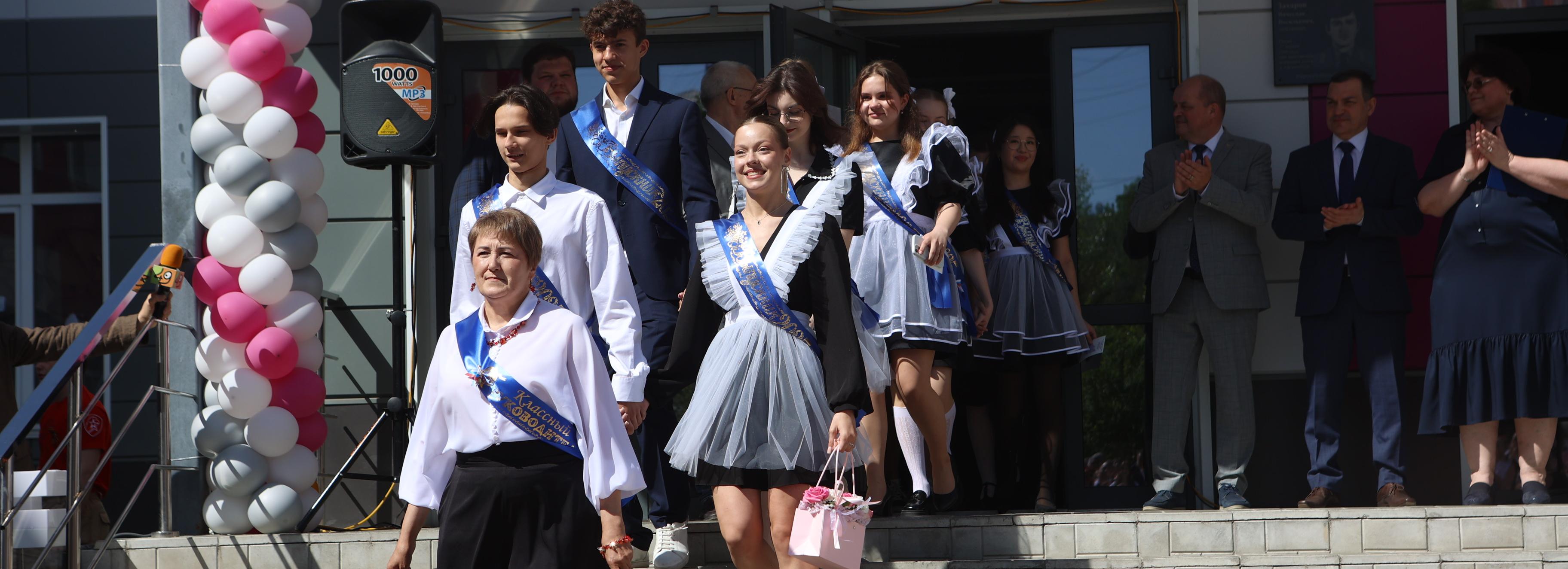 Мэр Кудрявцев побывал на последнем звонке в лицее «Надежда Сибири»