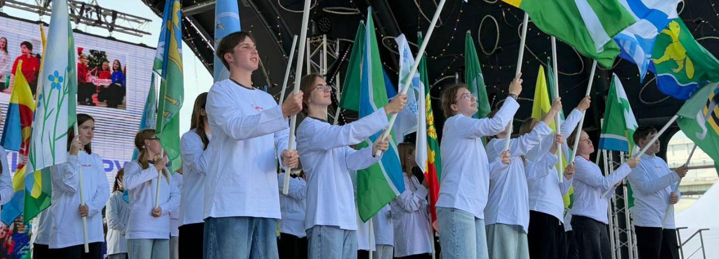 Линейка Первых прошла на Михайловской набережной Новосибирска