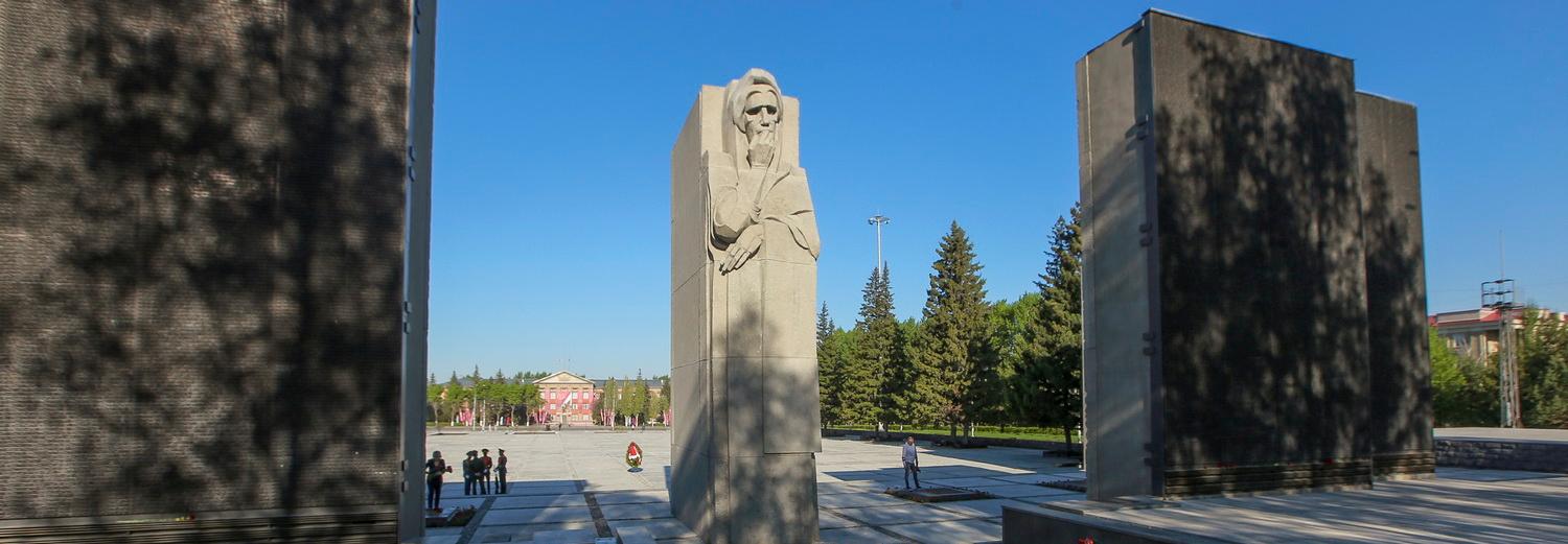 Вандализм на Монументе Славы: имена воинов раскрасили розовым лаком