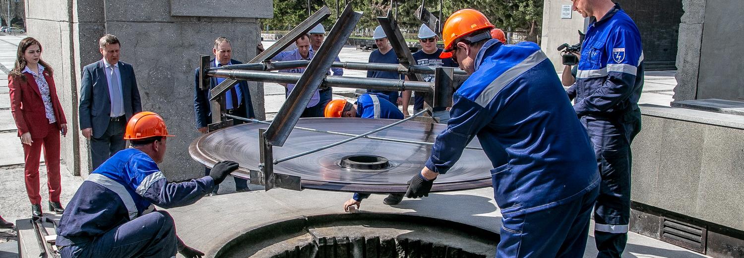 Вечный огонь зажгли в обновлённой чугунной чаше на Монументе Славы