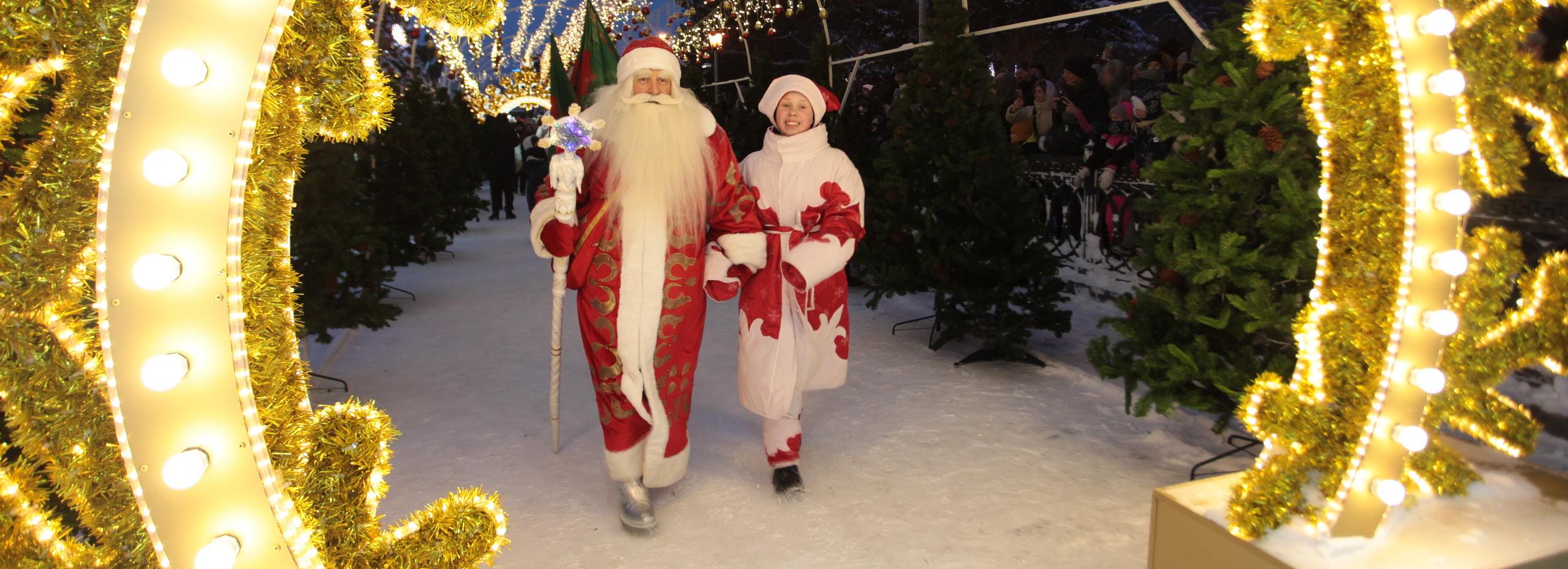 Деды Морозы со всей России прошли парадом по центру Новосибирска