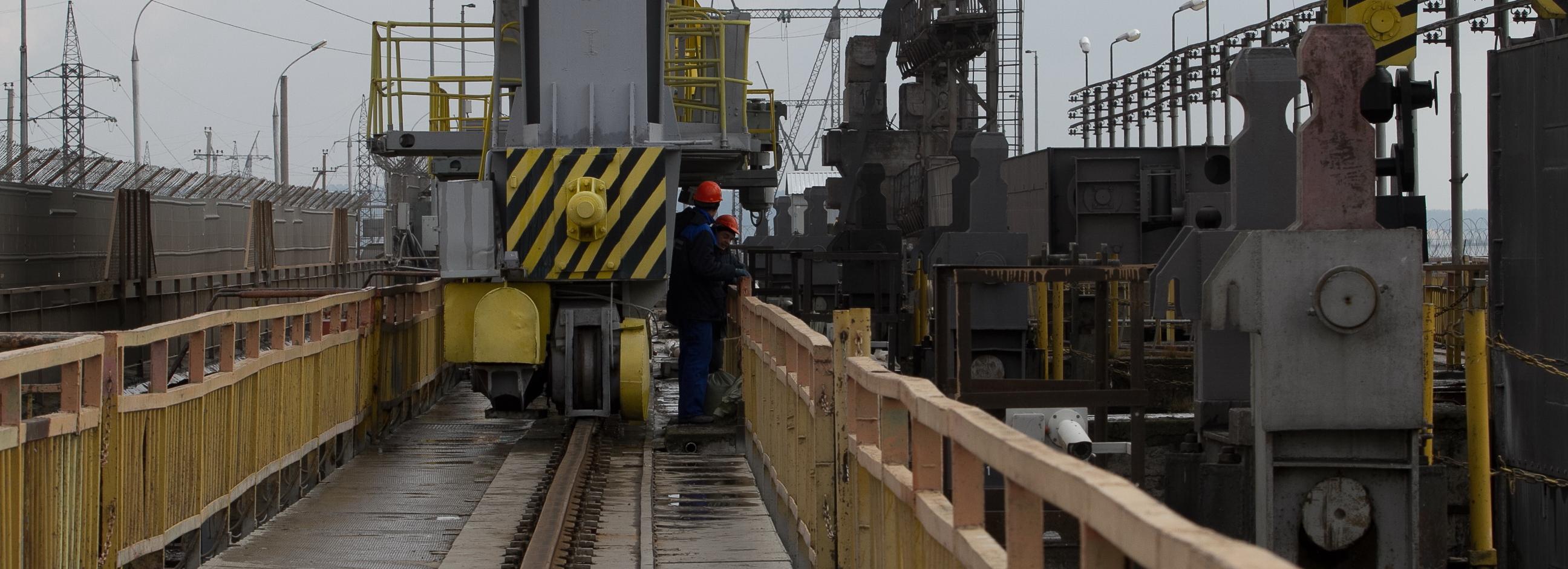 На новосибирской ГЭС заделывают трещины