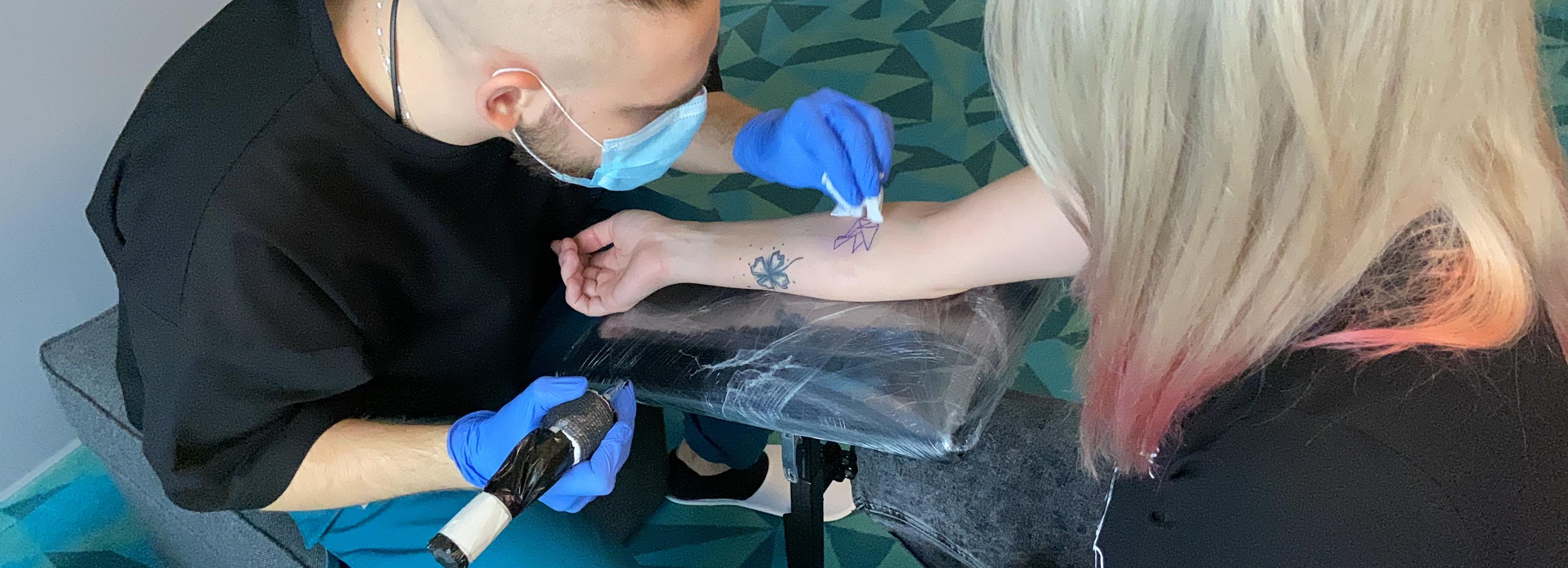 Сибирячка набила тату с логотипом отеля, чтобы бесплатно в нём пожить