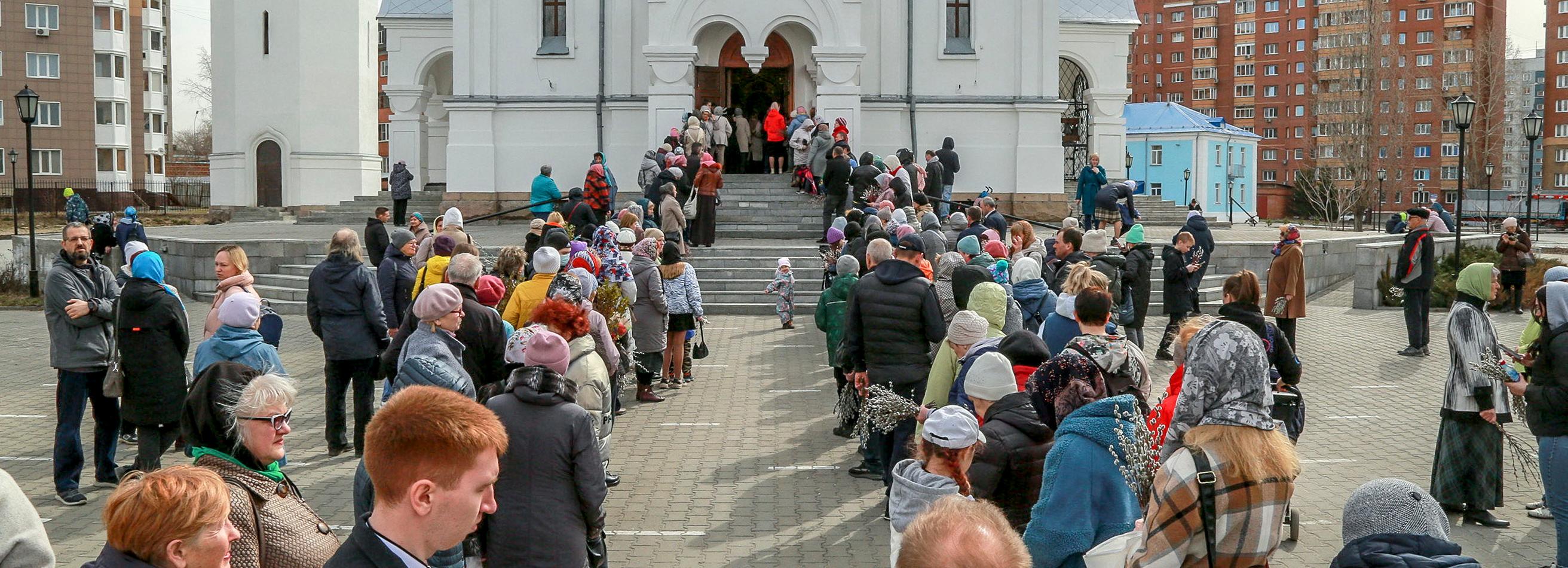 Вербы освятили в храмах Новосибирска