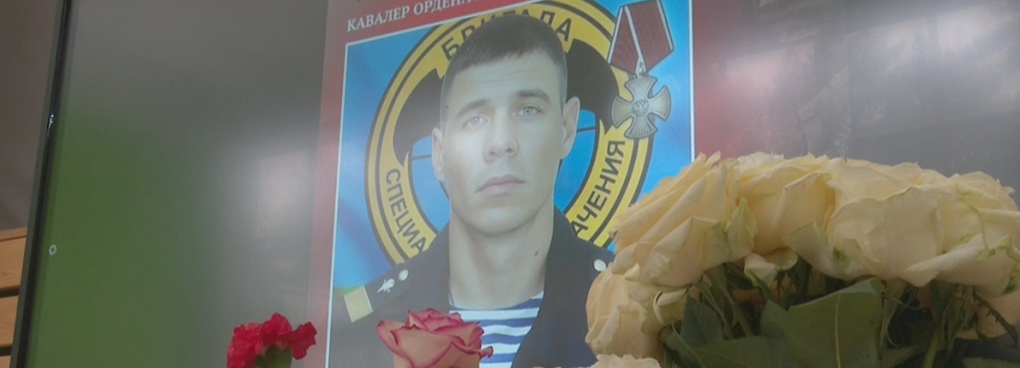 Парту героя в честь снайпера Хохлова открыли в школе на Первомайке