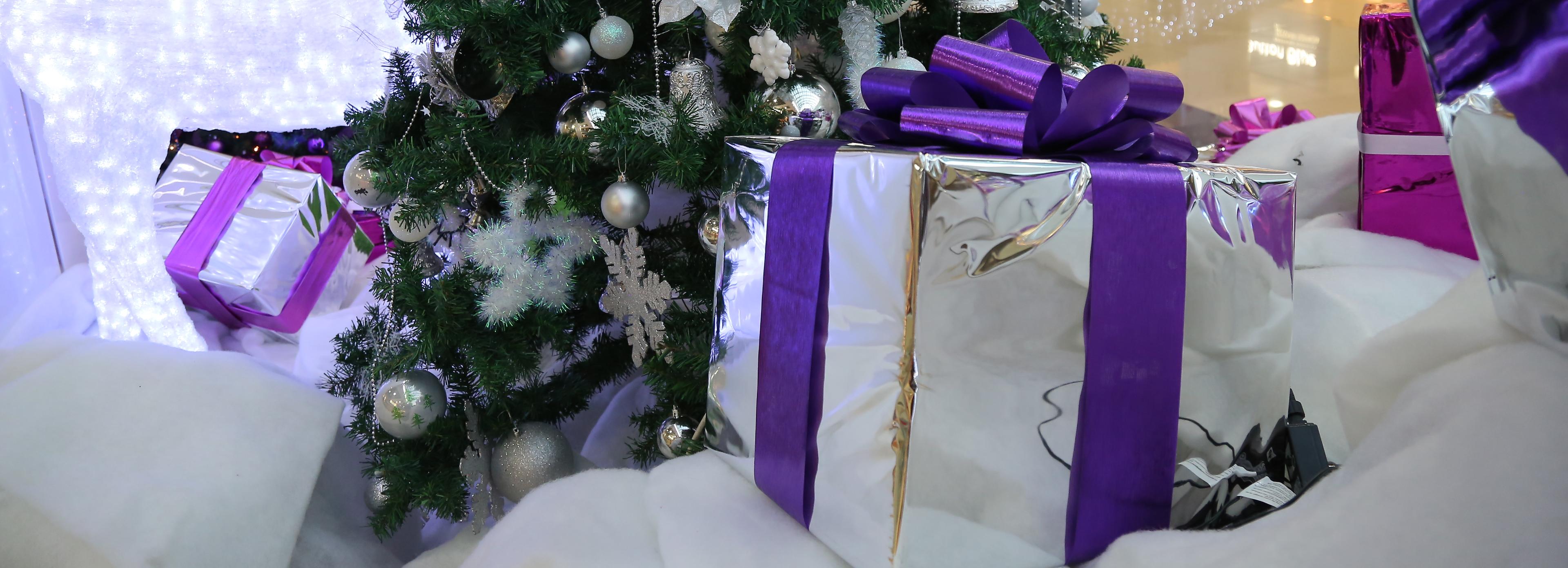 60 детей получили новогодние варежки с подарками от Деда Мороза