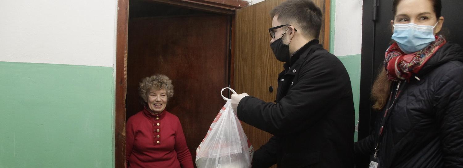 Тысячи продуктовых наборов доставили на дом пожилым новосибирцам