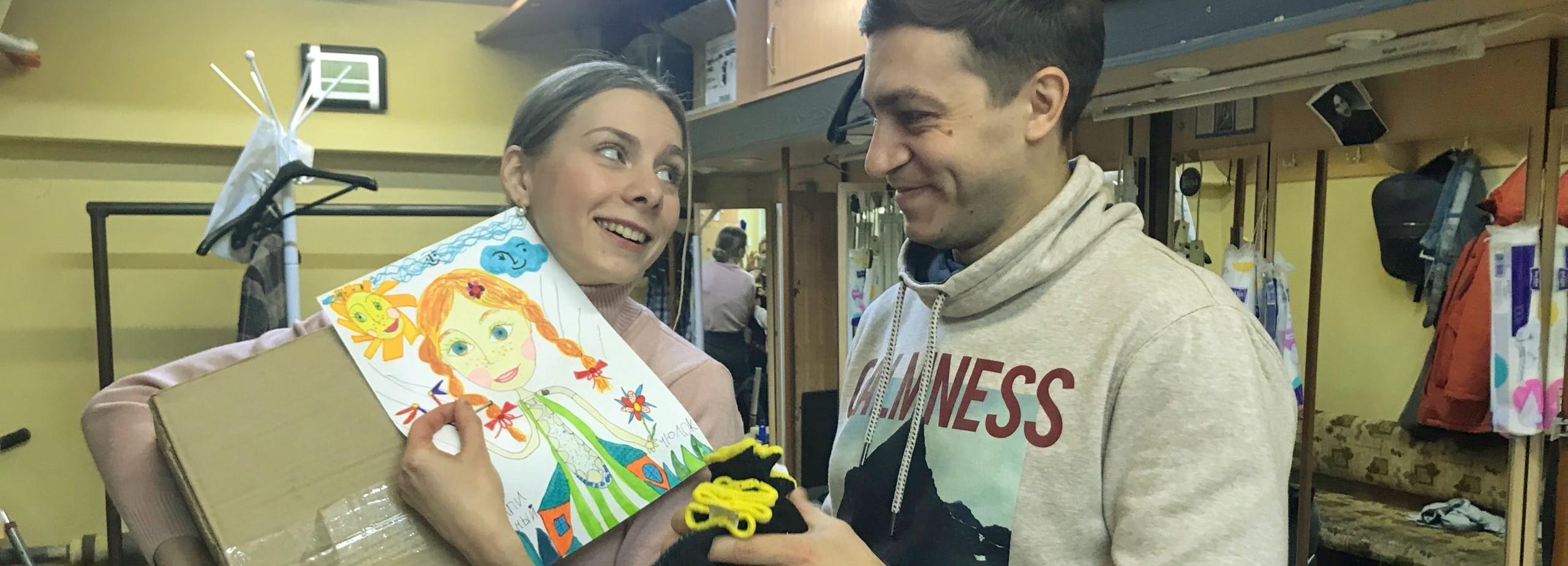 Актёры театра Афанасьева перевозят реквизит в новое место: фото на память