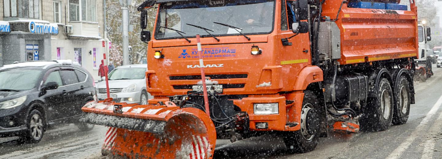 144 машины вышли на очистку новосибирских улиц от снега