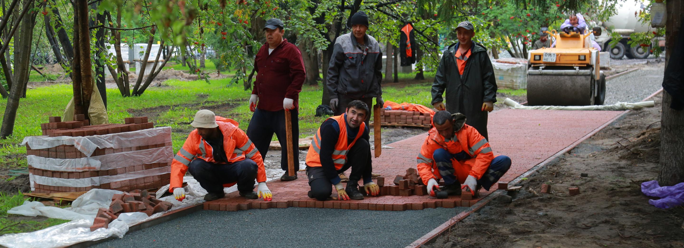 Красную тротуарную плитку в Первомайском сквере уложат к концу сентября