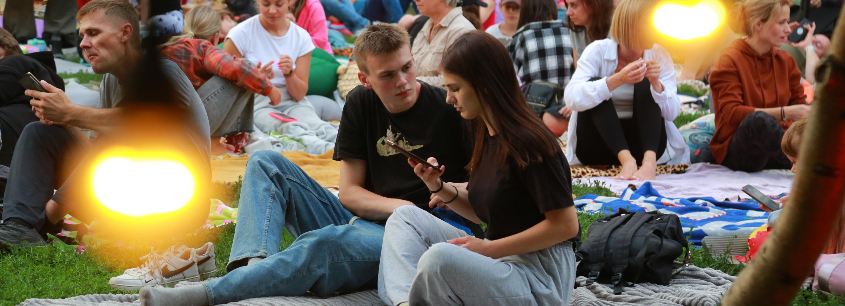 Если вы пропустили: новый бассейн, кино на траве и генератор настроения