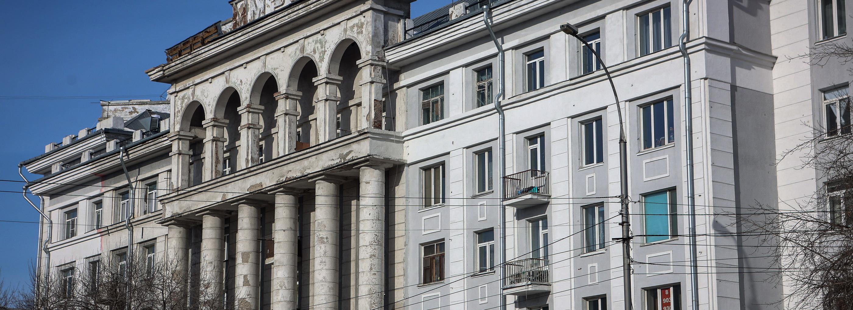 Колонны, порталы и беседка на крыше: заглянем в «сталинки» на Фабричной