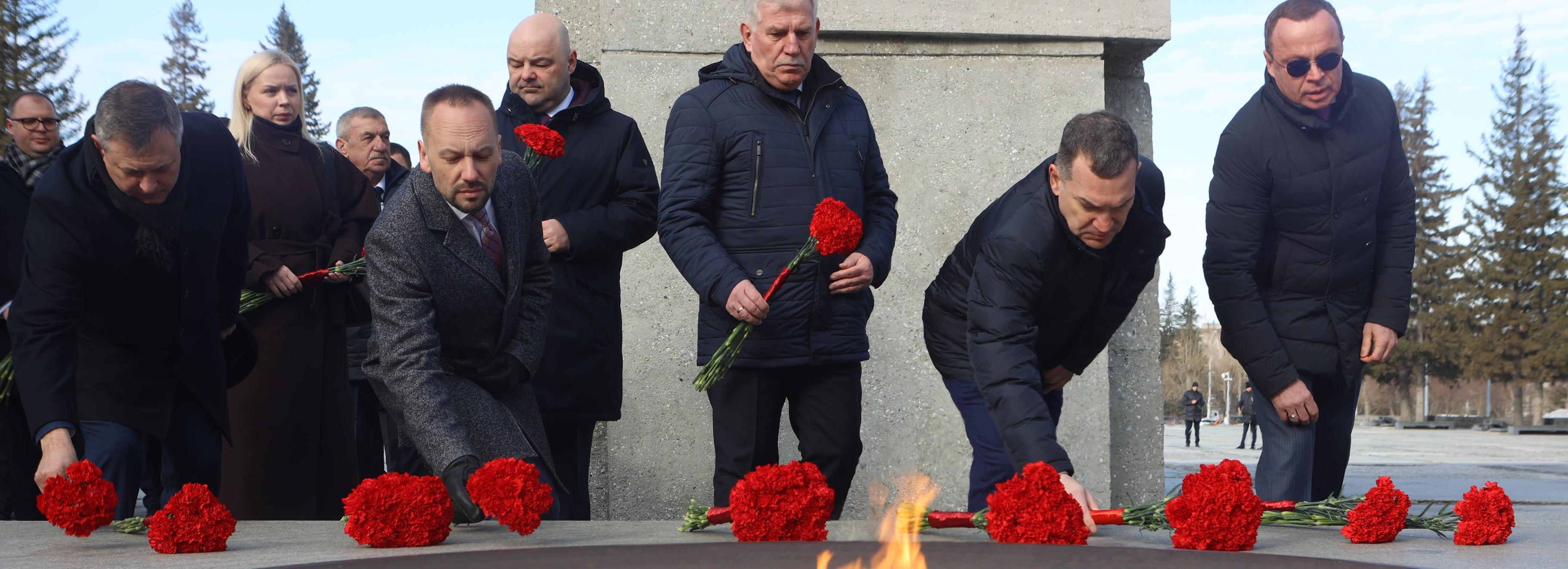 Белорусская делегация с мэром Кудрявцевым возложили цветы в Сквере Славы