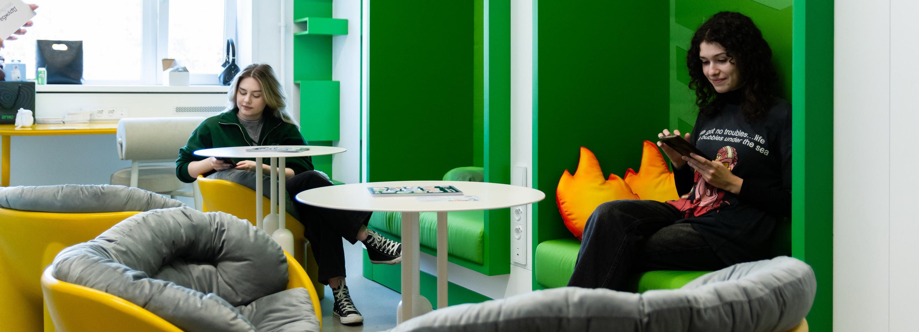 Коворкинг-зону от 2ГИС с подушками и телевизором открыли в НГУ