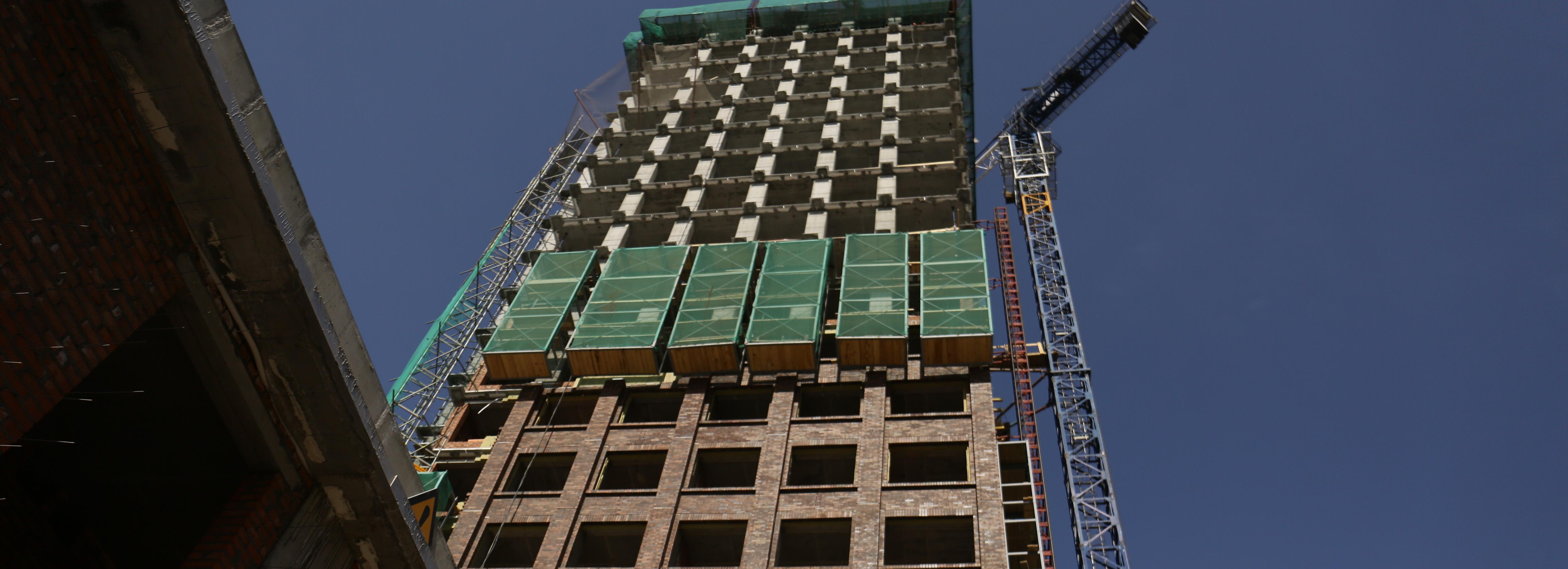 Стройку первого в Новосибирске 30-этажного дома проверил мэр Локоть