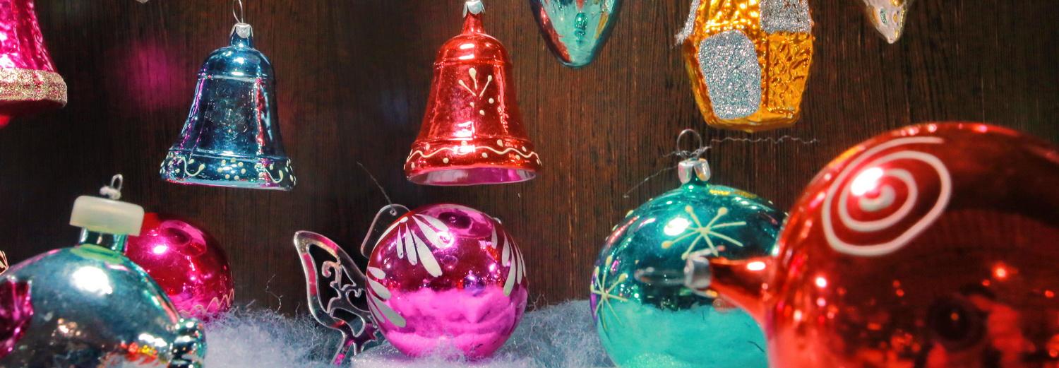 Огурцы, чайники и космонавты: ёлочные игрушки, которые вернут в детство