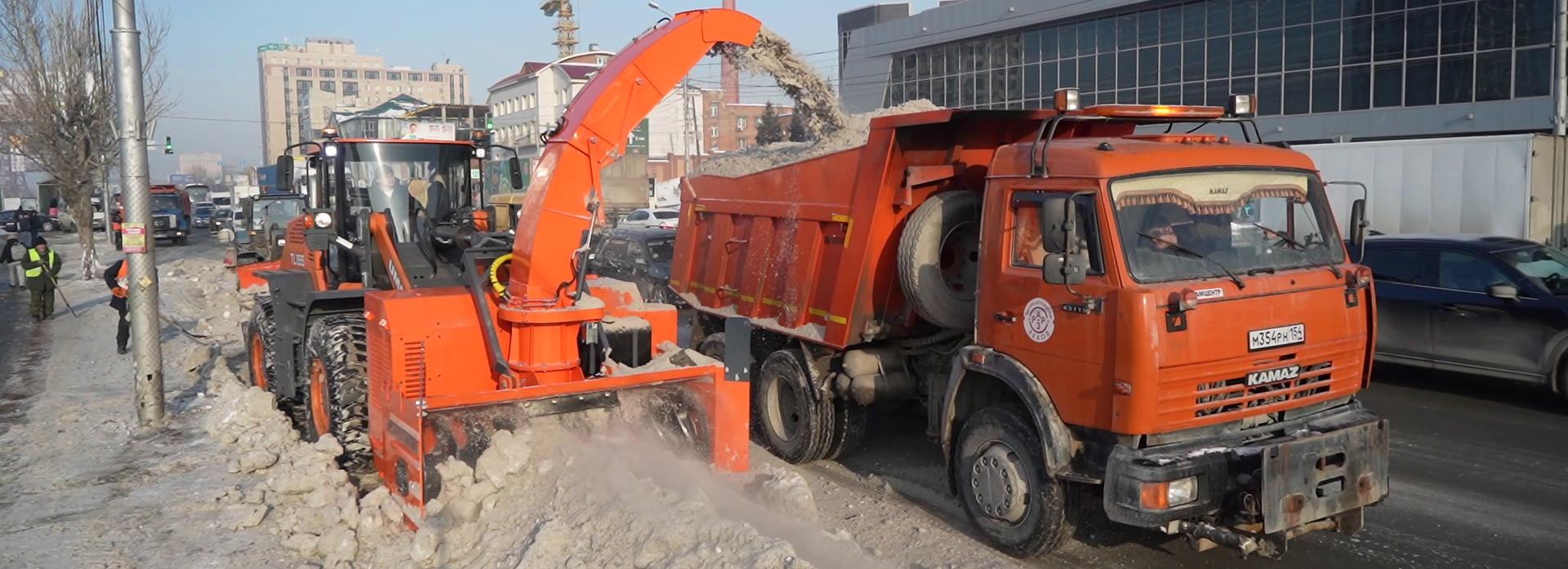 Шнекороторные установки убирают снежные валы на Большевистской