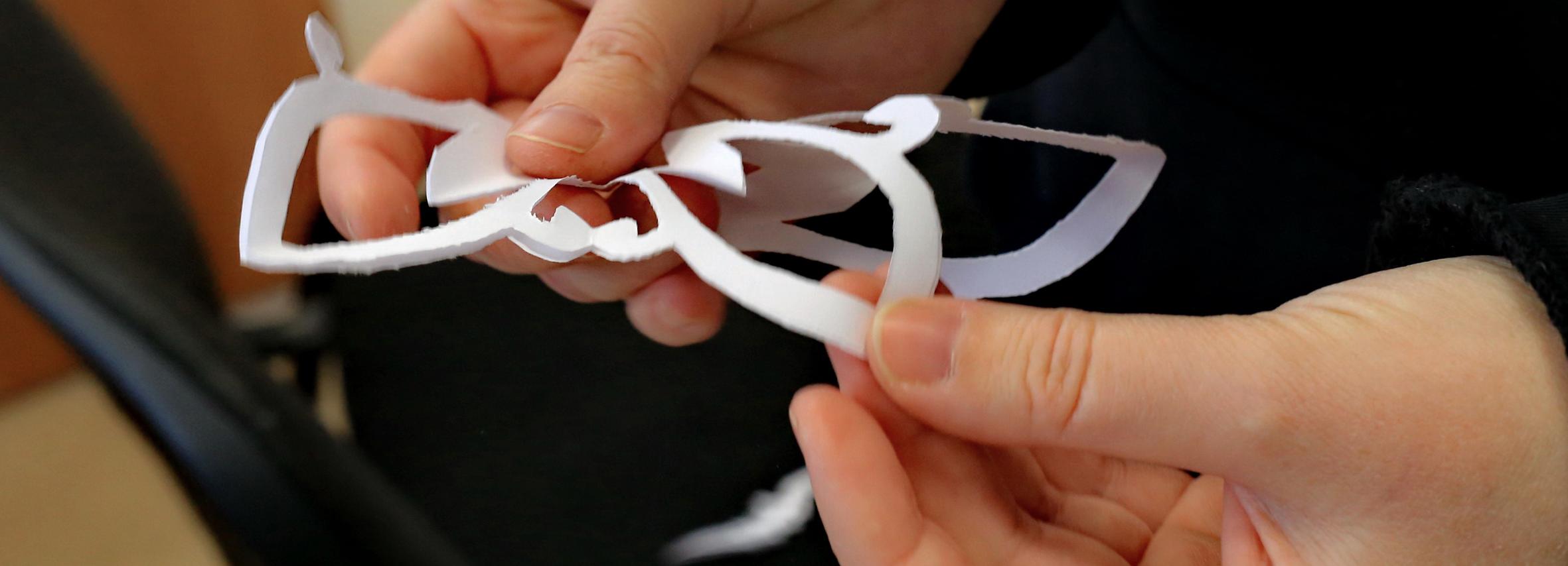 Бумажные снежинки с НОВАТом и часовней нарисовали в Новосибирске