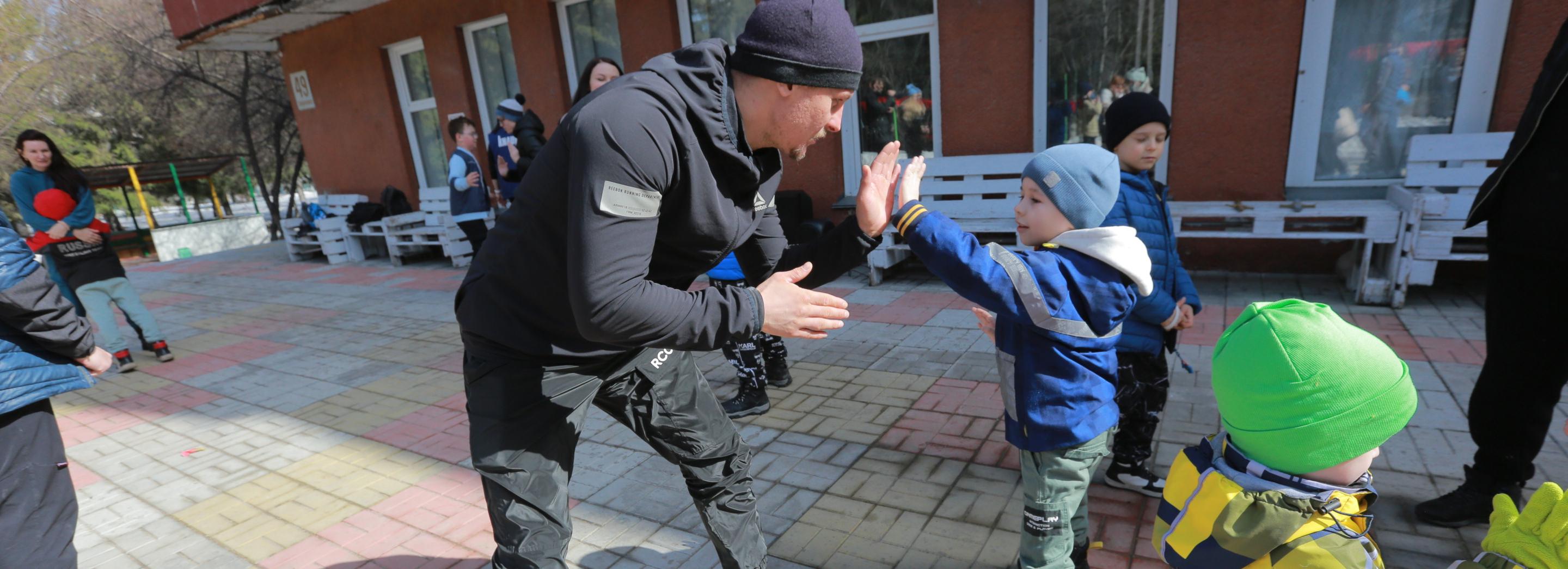 Известные боксёры провели зарядку у центра реабилитации «Заря»