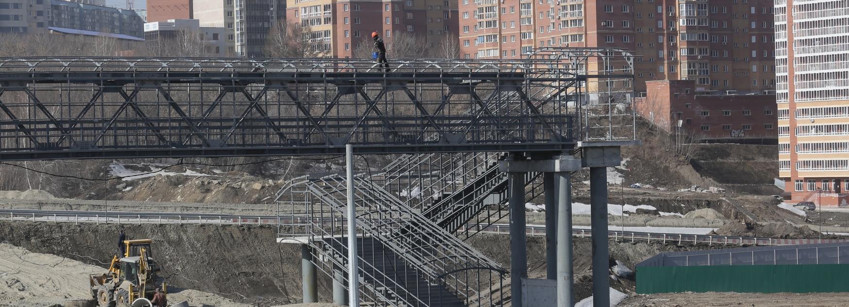 В Новосибирске смонтировали пешеходную эстакаду к станции «Спортивная»