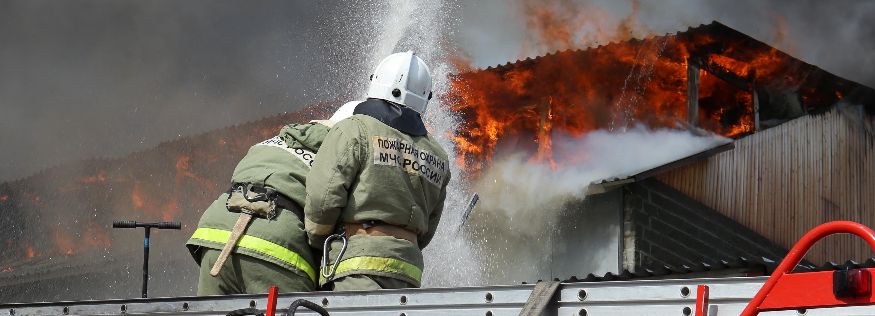 Двухэтажный частный дом сгорел на Лесном шоссе в Новосибирске