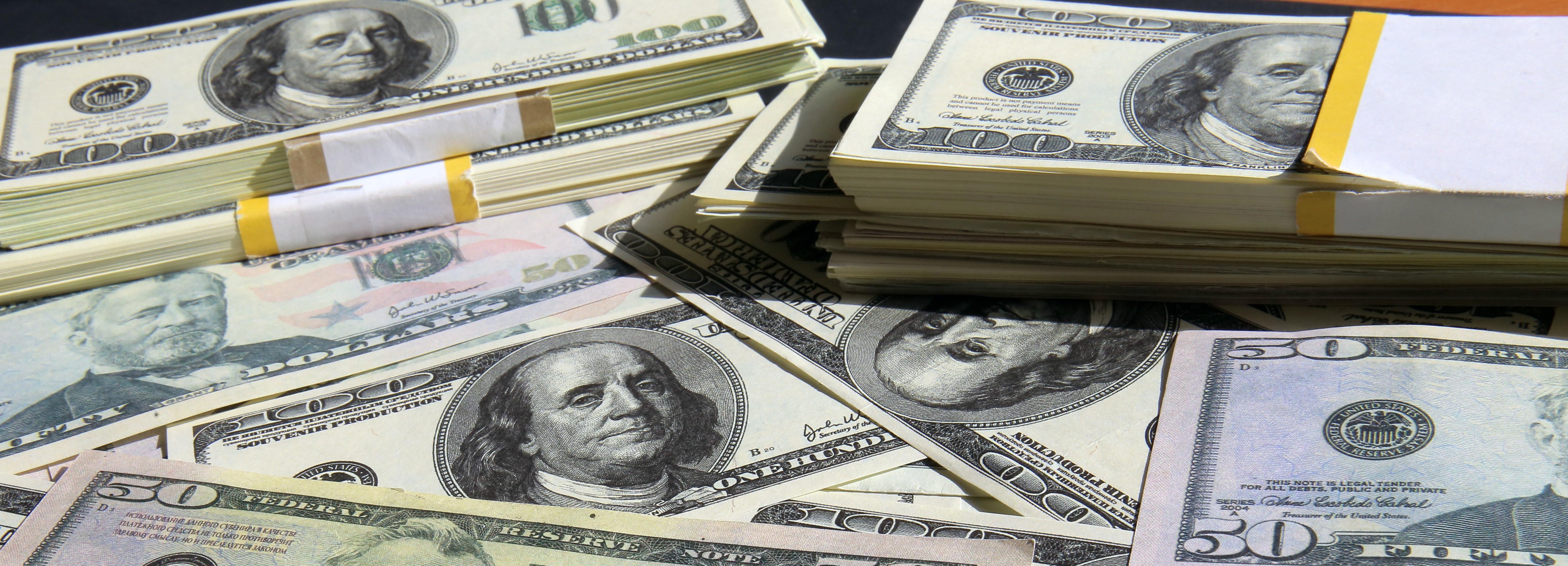 Ограничения по выводу денег за рубеж продлили ещё на полгода