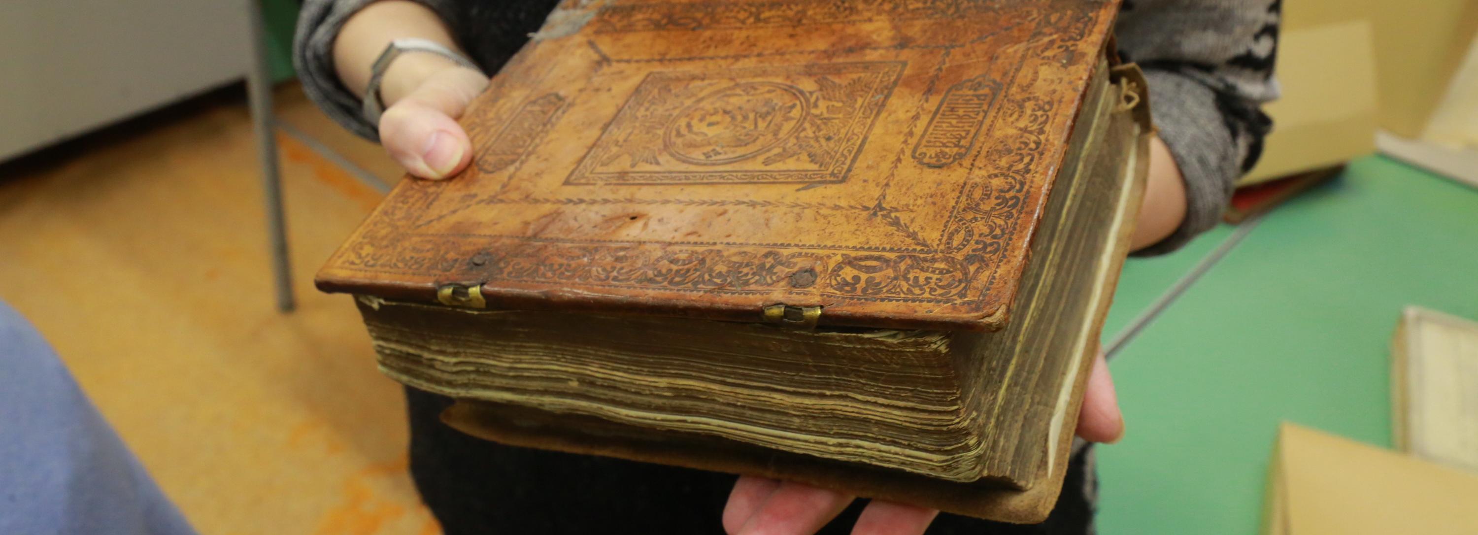 Как моют, стирают и пылесосят старые книги в Новосибирске