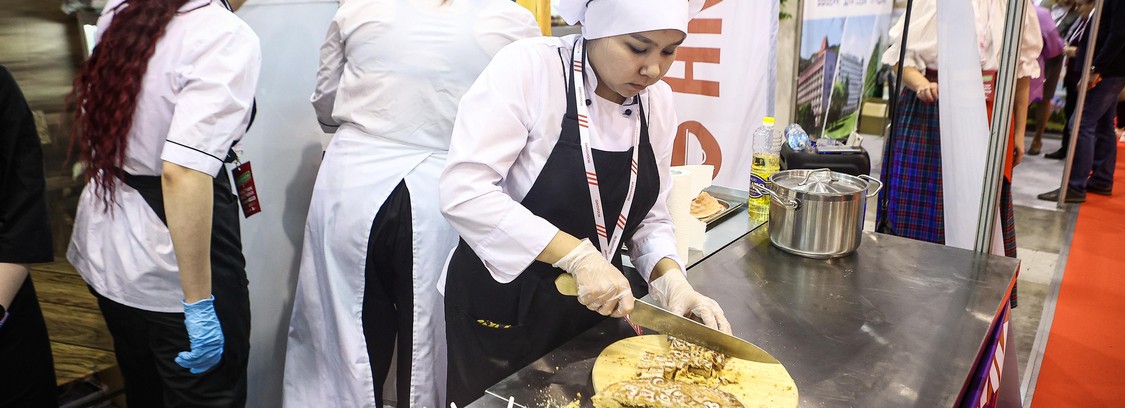 Блюдами с сибирским характером накормили гостей на форуме «Дикоросы»