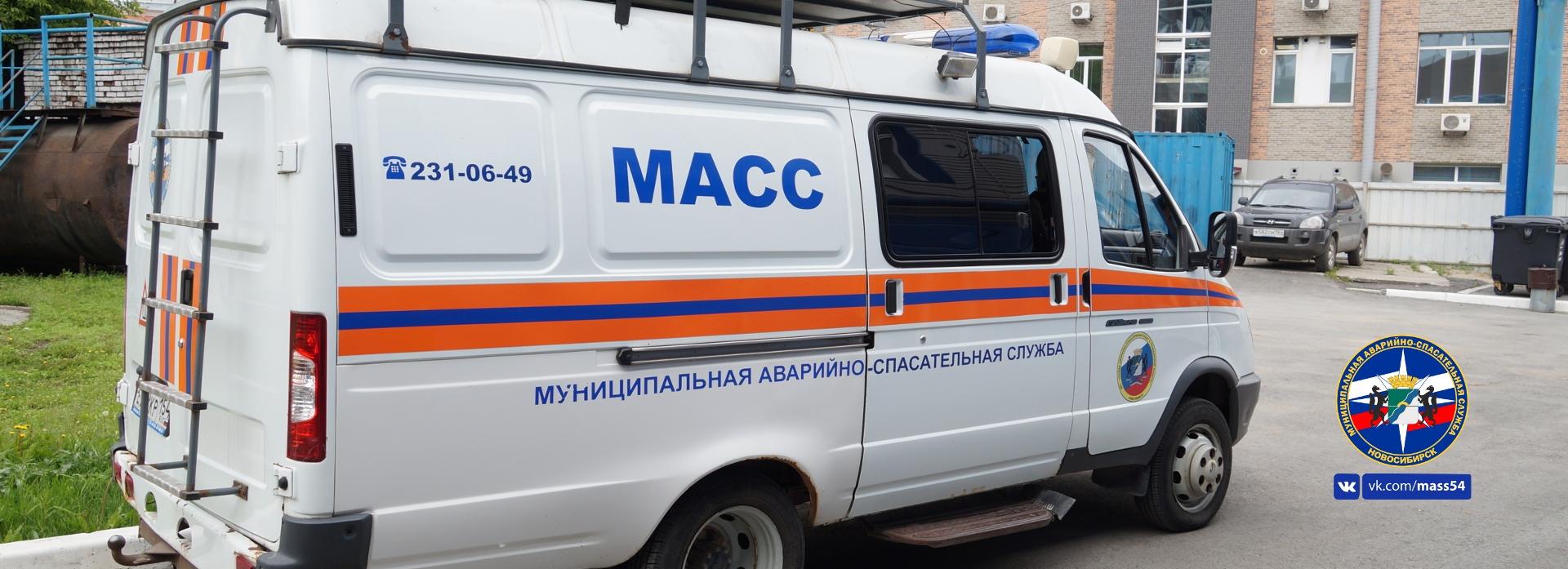 Новосибирец выпрыгнул с балкона вслед за выпавшим телефоном