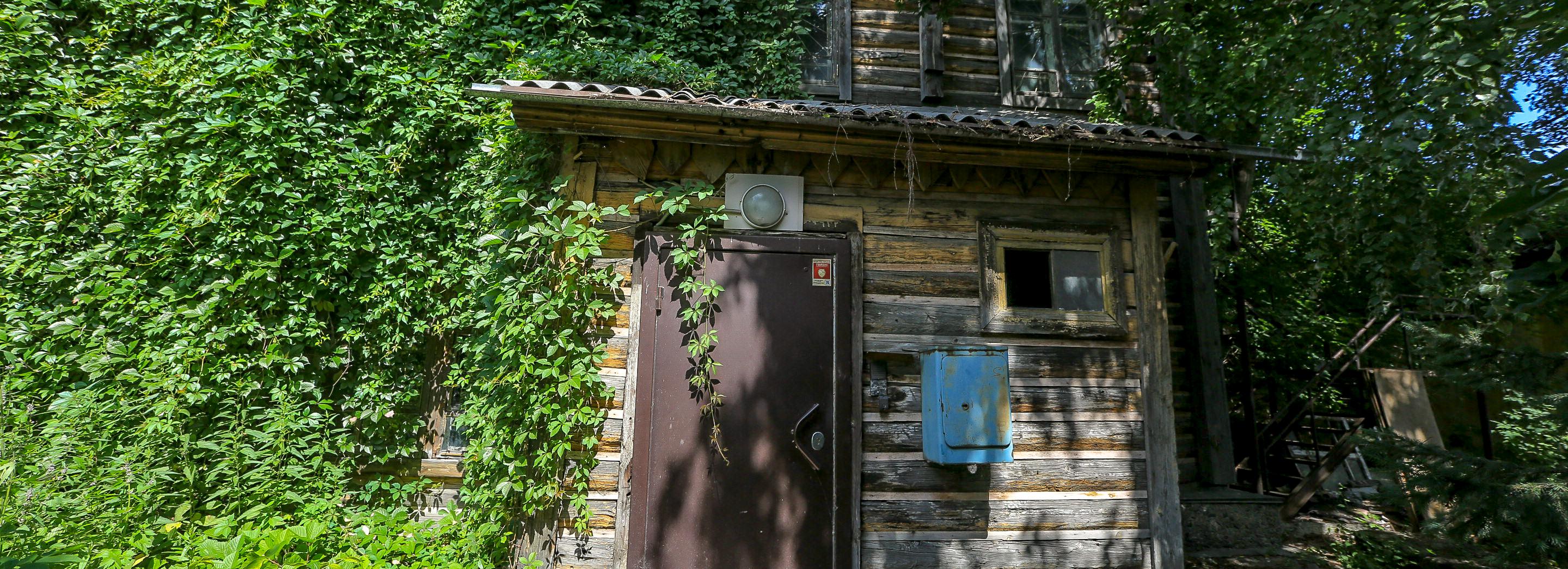Локация для атмосферных летних фотосессий нашлась в закоулках Фабричной