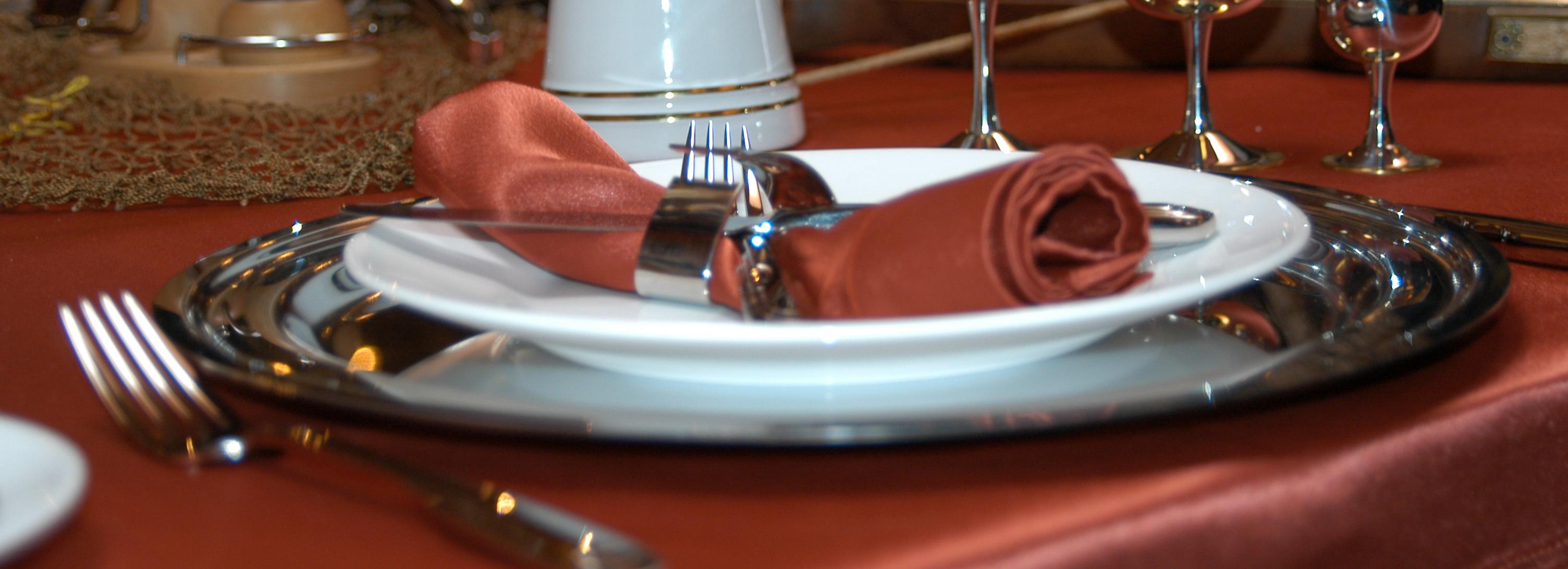 Девушки отказались оплатить счёт в ресторане из-за резиновой перчатки