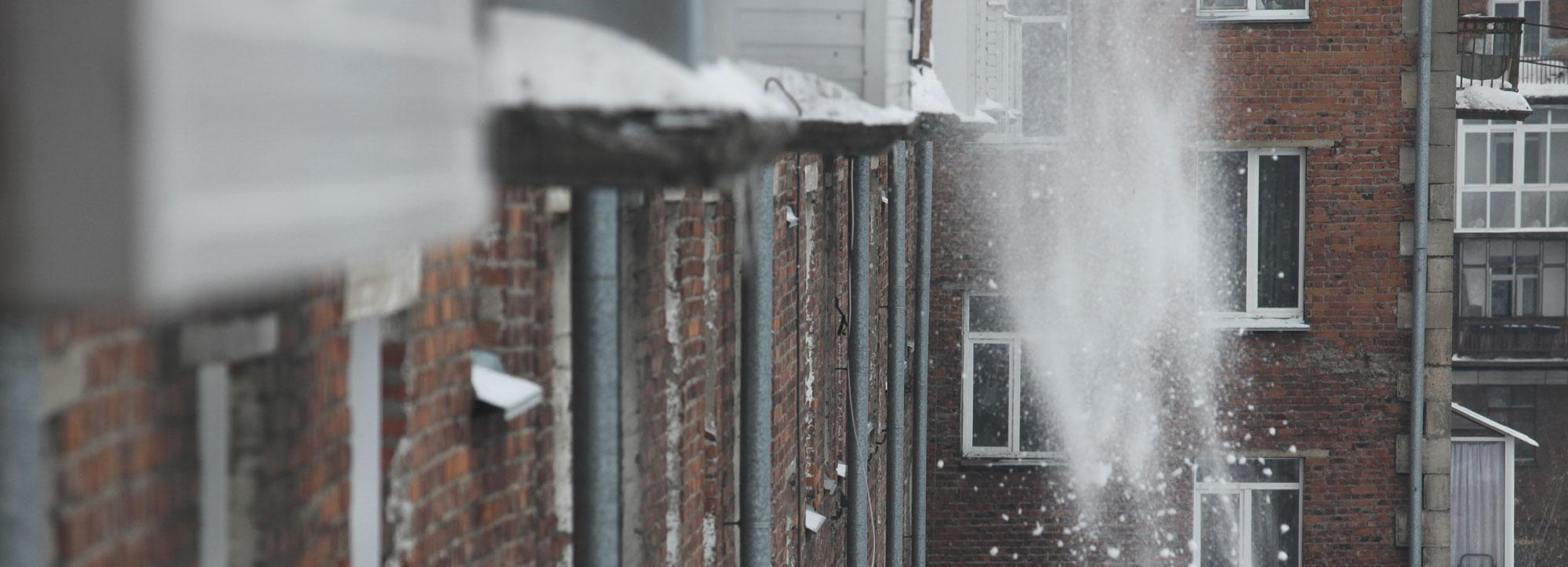 Из-за резкого потепления снег может падать с крыш в Новосибирске