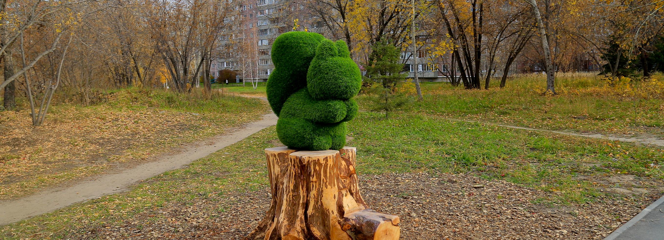 Вандал сломал скульптуру зелёной белки в новосибирском Академгородке