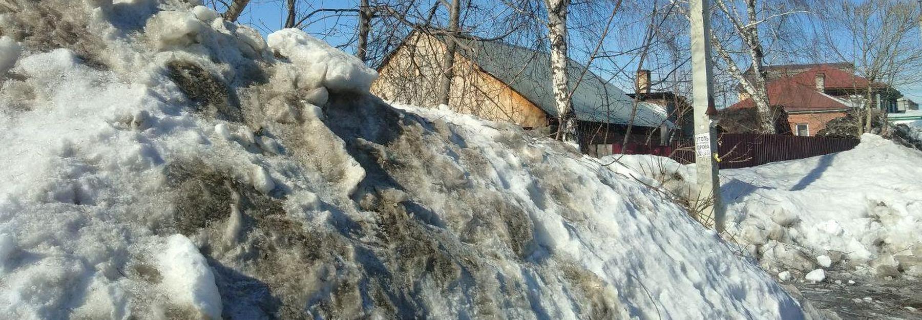 Бесхозные сугробы: новосибирцы подбрасывают снег соседям