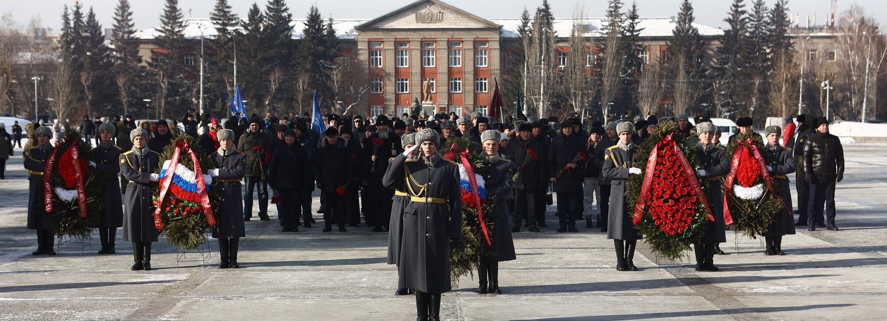 Новосибирцы почтили память воинов-сибиряков на Монументе Славы
