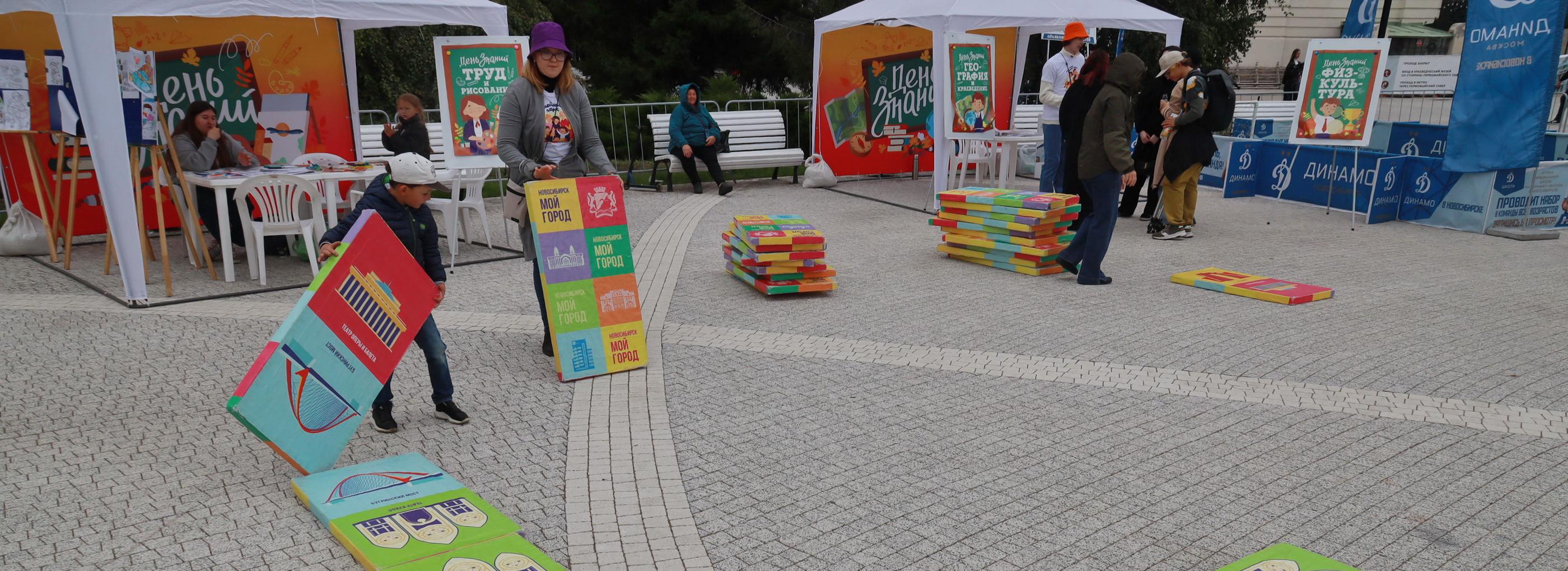 Школьный лабиринт с гигантским домино устроили в Первомайском сквере